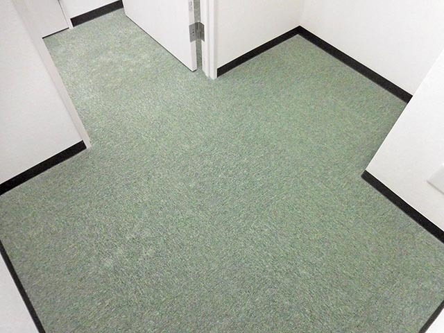 個室_各個室には無料の有線LANと2口コンセントが設置されています。