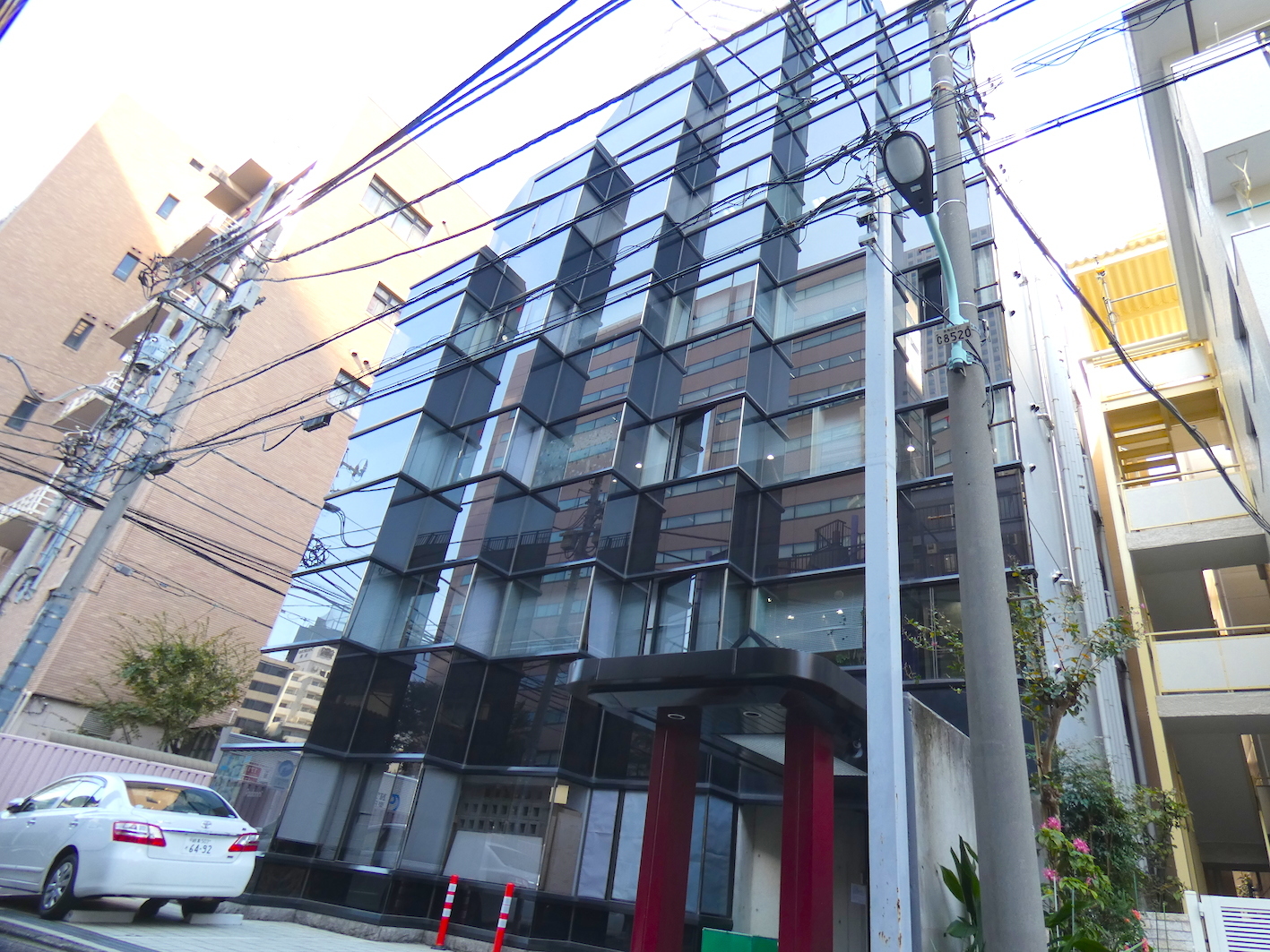 外観_ガラス張りのデザイン性の高いオフィスビルです