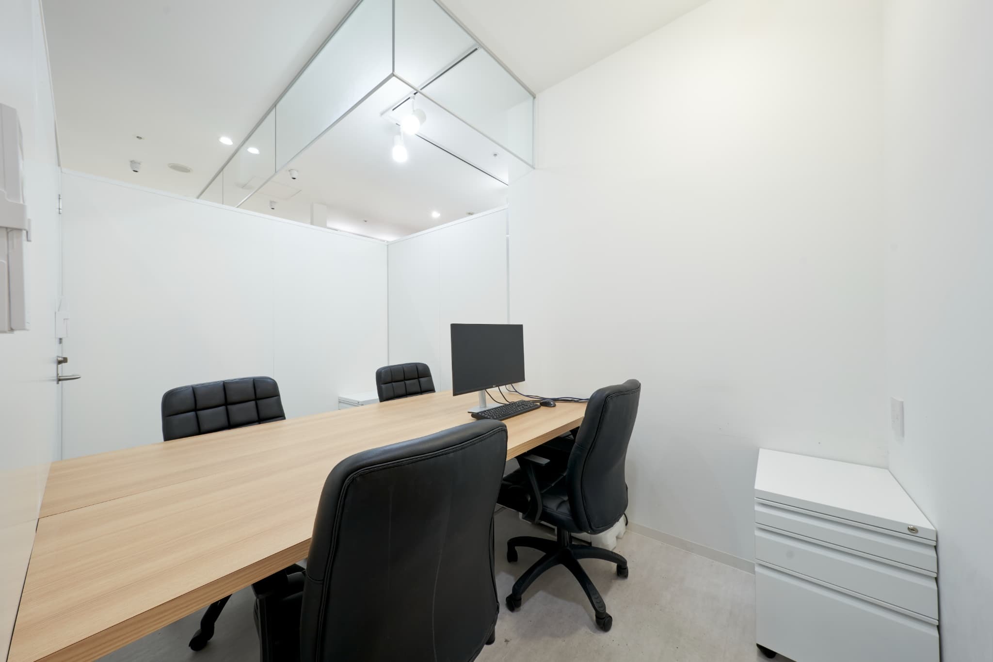 セミプライベートオフィス｜家具付き・半個室・24h利用可。鍵付き・半個室タイプのレンタルオフィスなので、コンパクトながら開放感がある点も魅力。手頃な価格で専有区画を持てるため、3〜4名での利用に最適です。