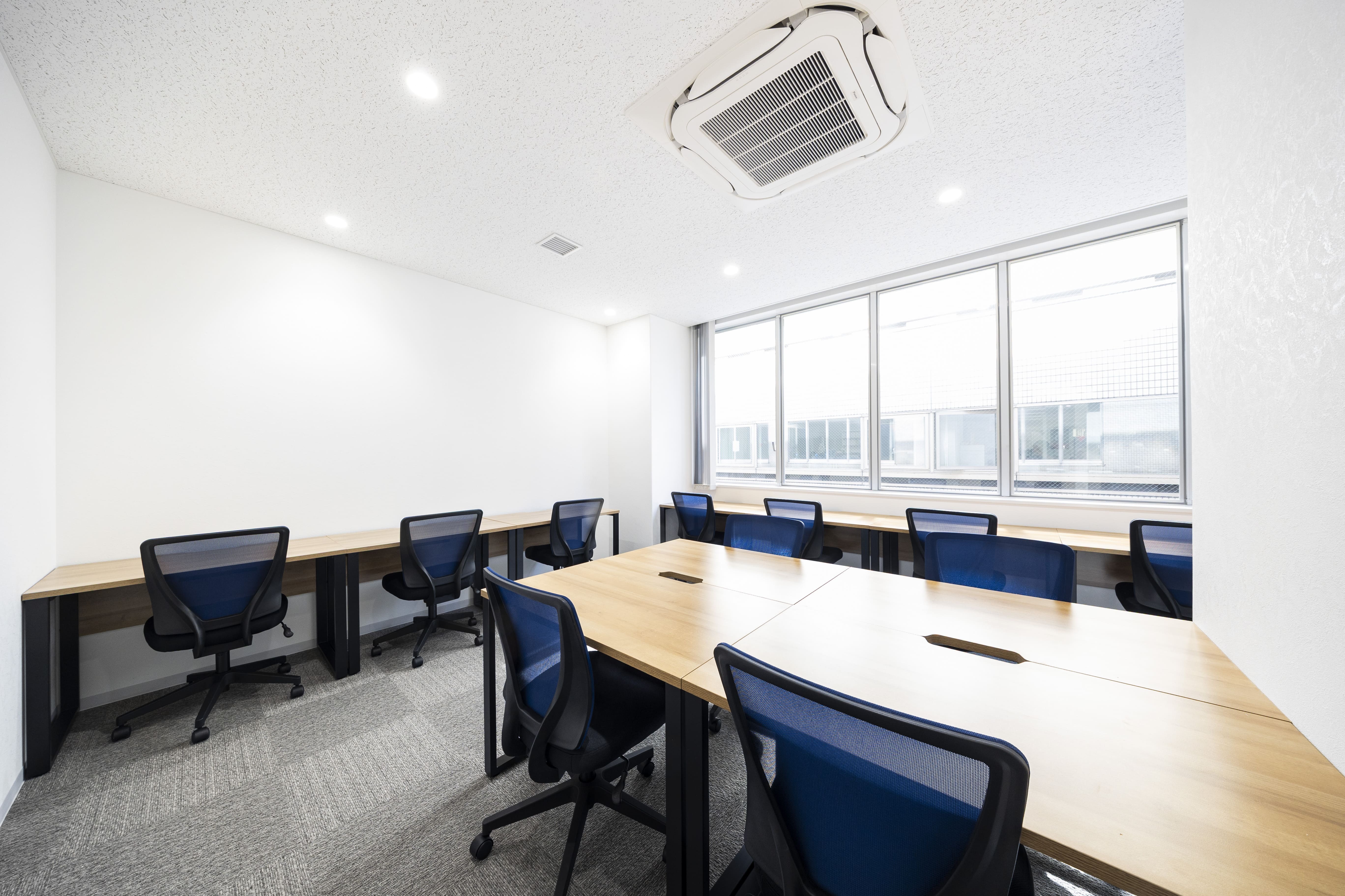 プライベートオフィス｜20名用（写真は11名用です）の完全個室・家具付きオフィス。初期費用を抑えつつ、専有部を手軽に持つことができます。