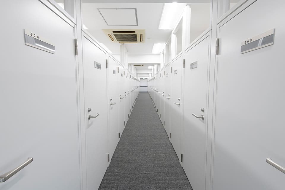 共有部_廊下。個室、ブース個室は施錠可能です。
