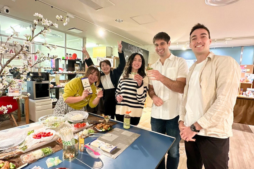 1Fコワーキングスペース_POPでお洒落なインテリア。外国人ユーザーも多く訪れるグローバルな空間です。