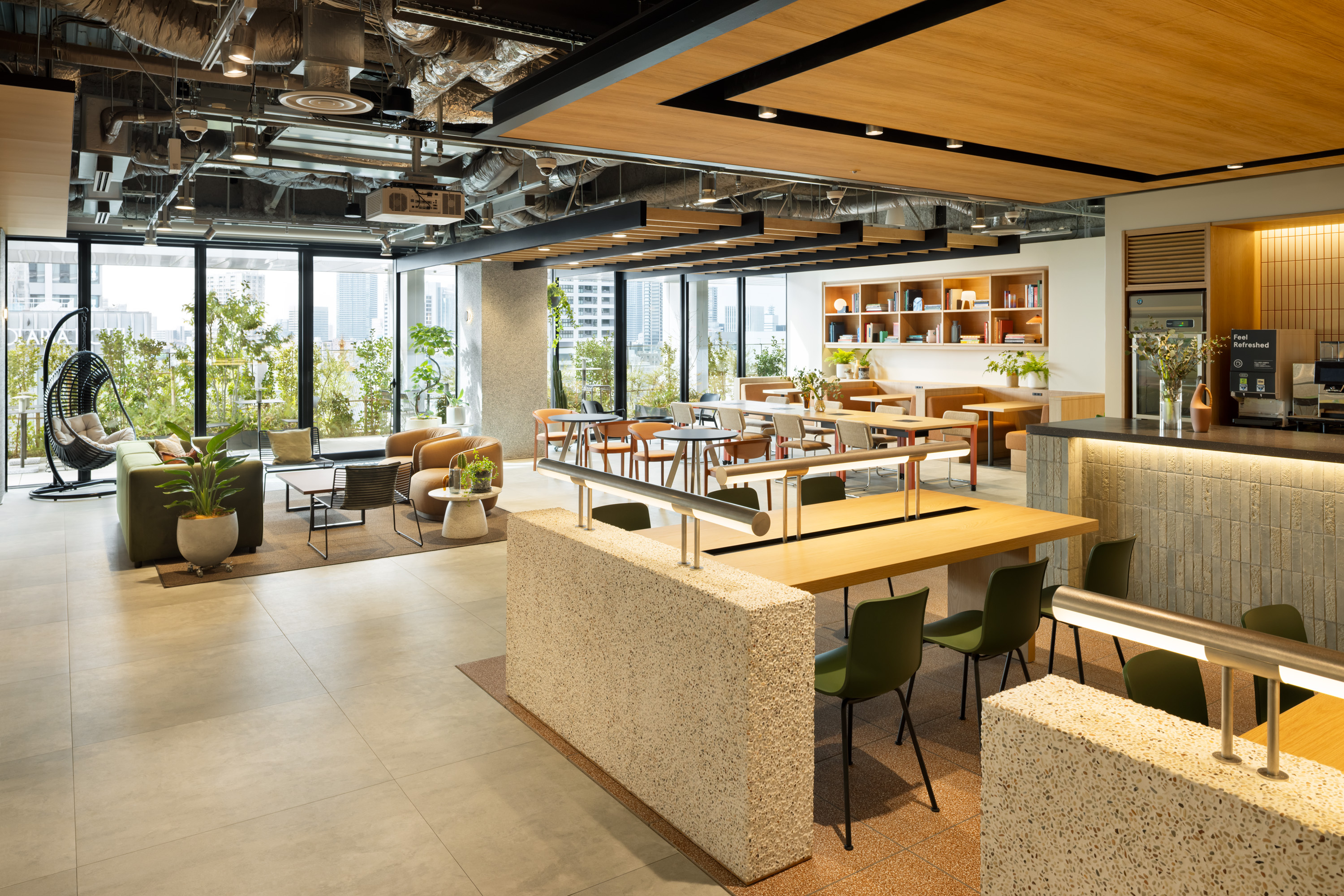 共有部_ラウンジ。グループワークや個人での作業、休憩にも対応したフレキシブルなスペースです。© WeWork