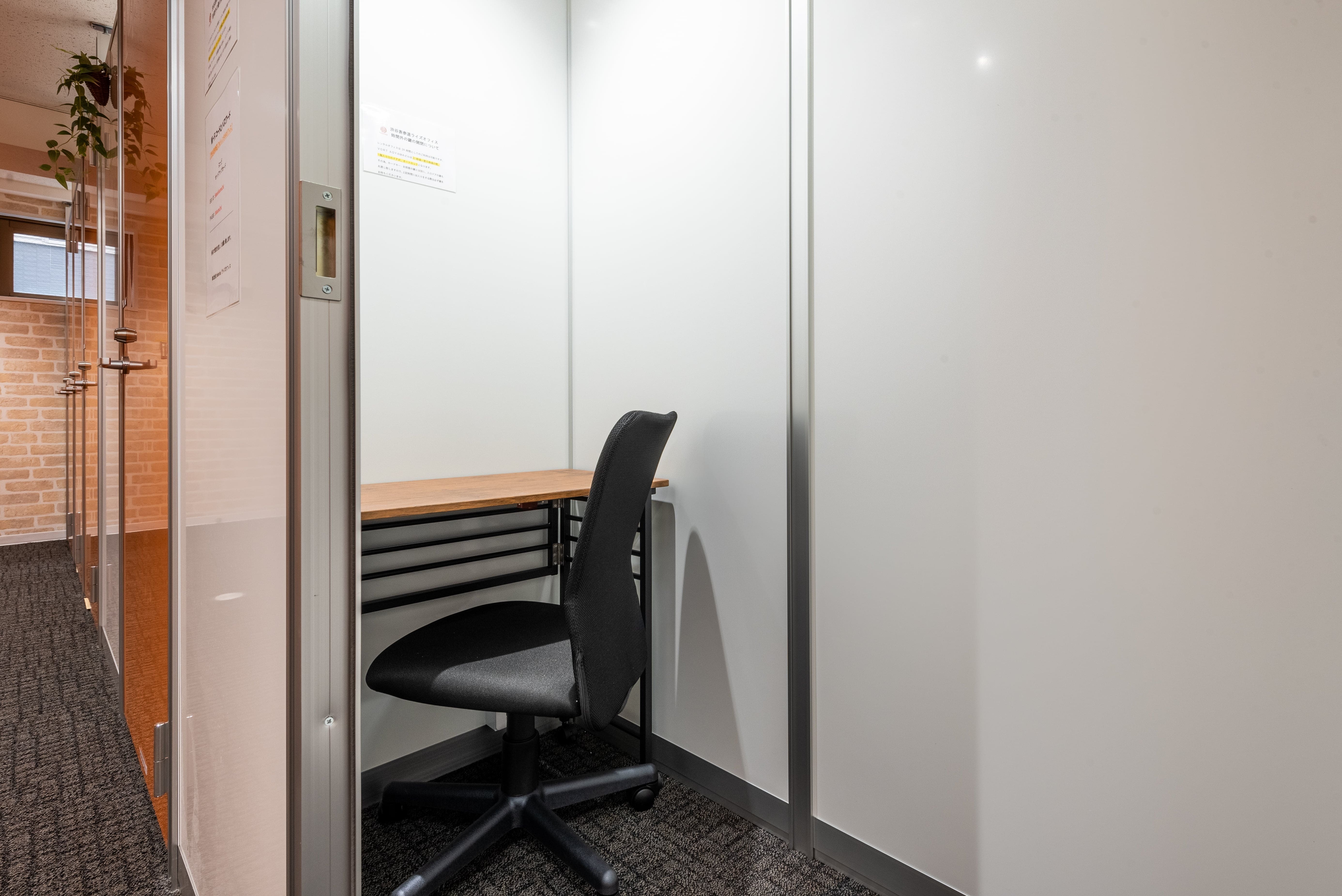 個室_集中して作業に取り組める個別施錠付きの個室を複数ご用意しています。
