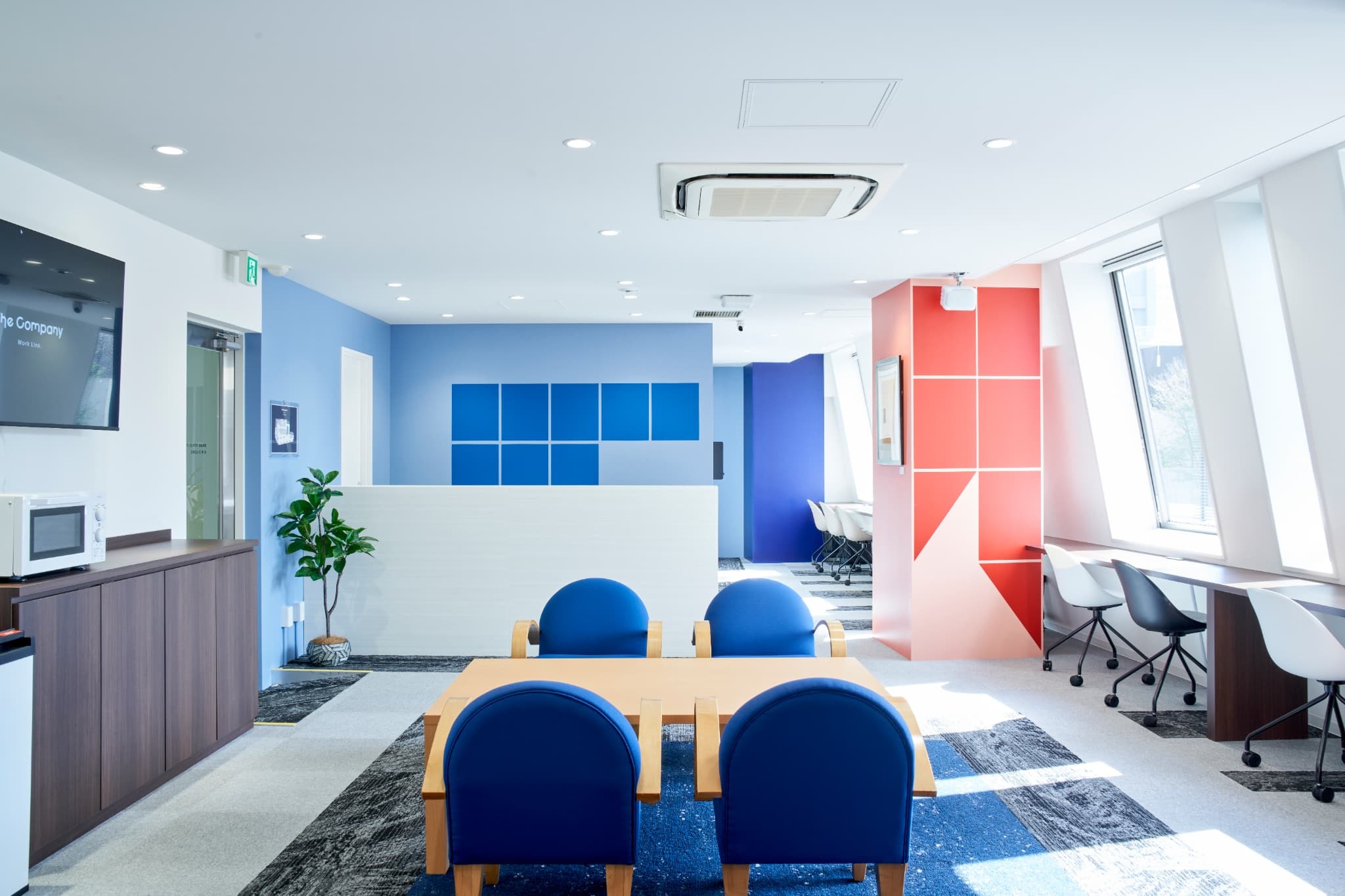 コワーキングスペース｜明るく開放感ある空間。カウンターデスクテーブルなど、人数や用途に合わせて活用できます。ゲストも1時間まで無料で招待が可能です。