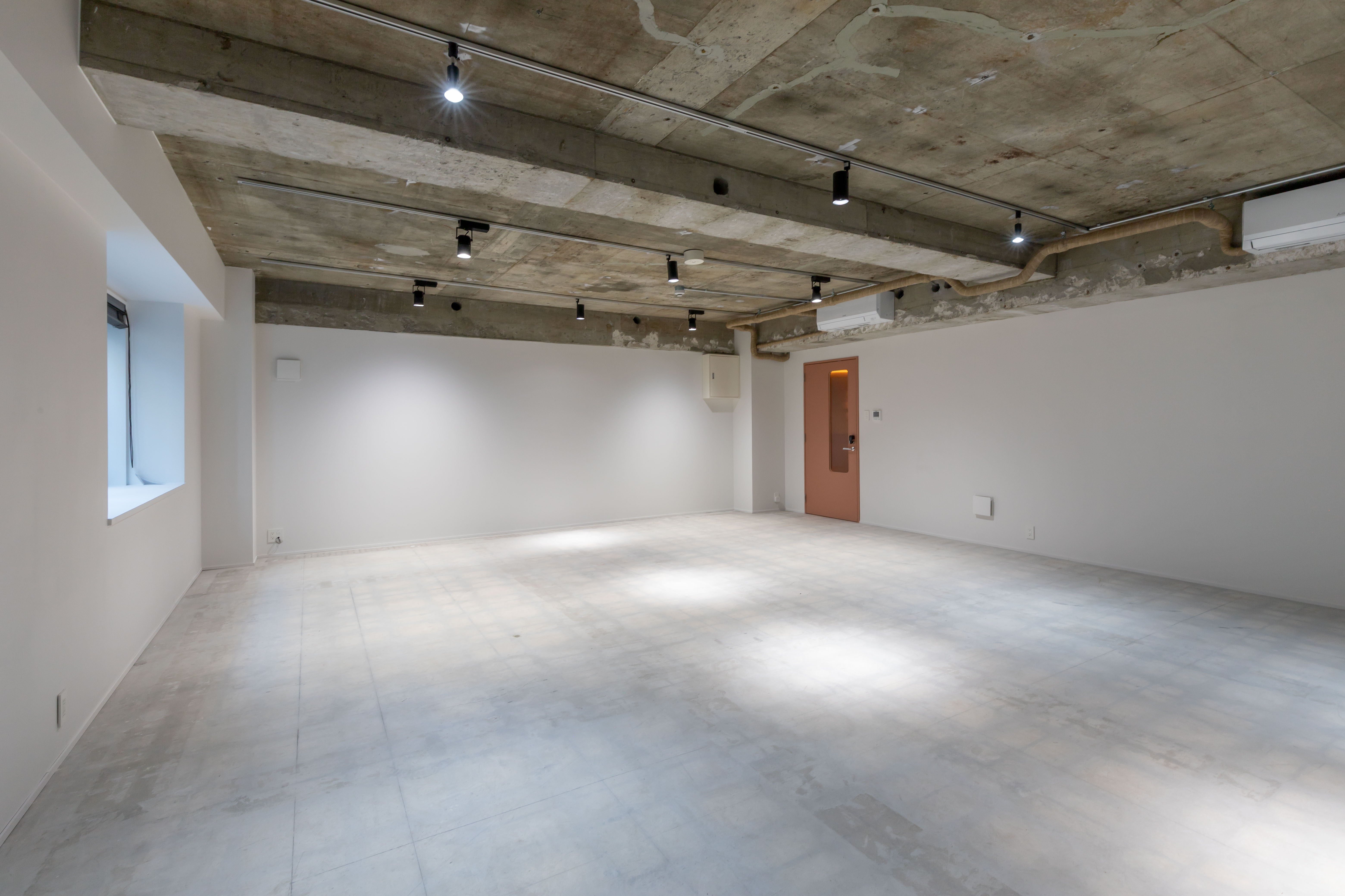 専有部_ラウンジ自由なレイアウトが可能な開放的な空間です。