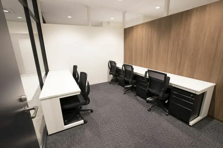 専有部_個室。家具付き、インターネット環境完備ですぐにビジネスをスタートできます。