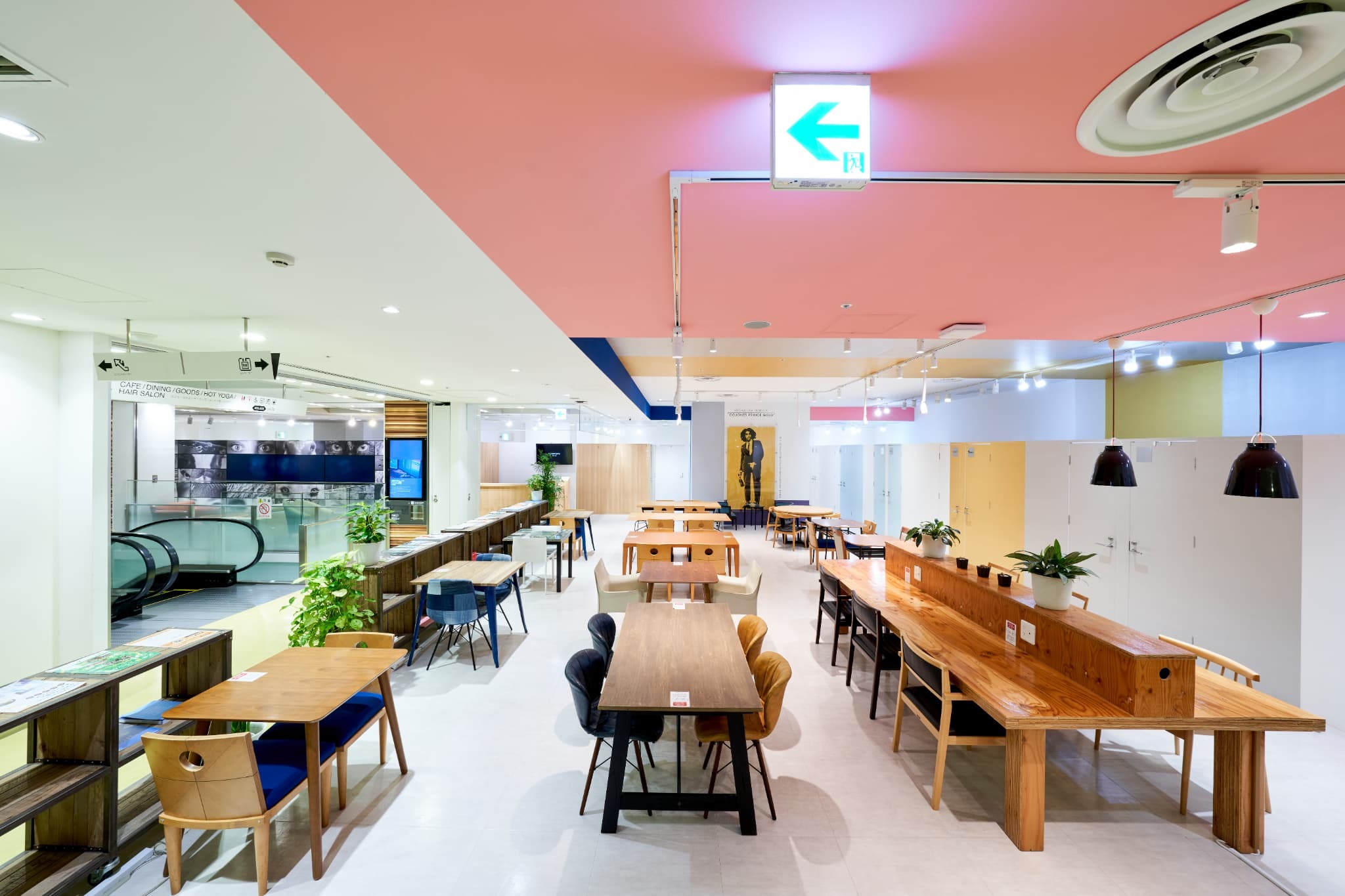 コワーキングスペース｜アート作品やアンティーク家具などが並ぶ、クリエイティブな空間。広めのテーブルからソファ席まで、人数や用途に合わせて活用できます。24h利用可能。 