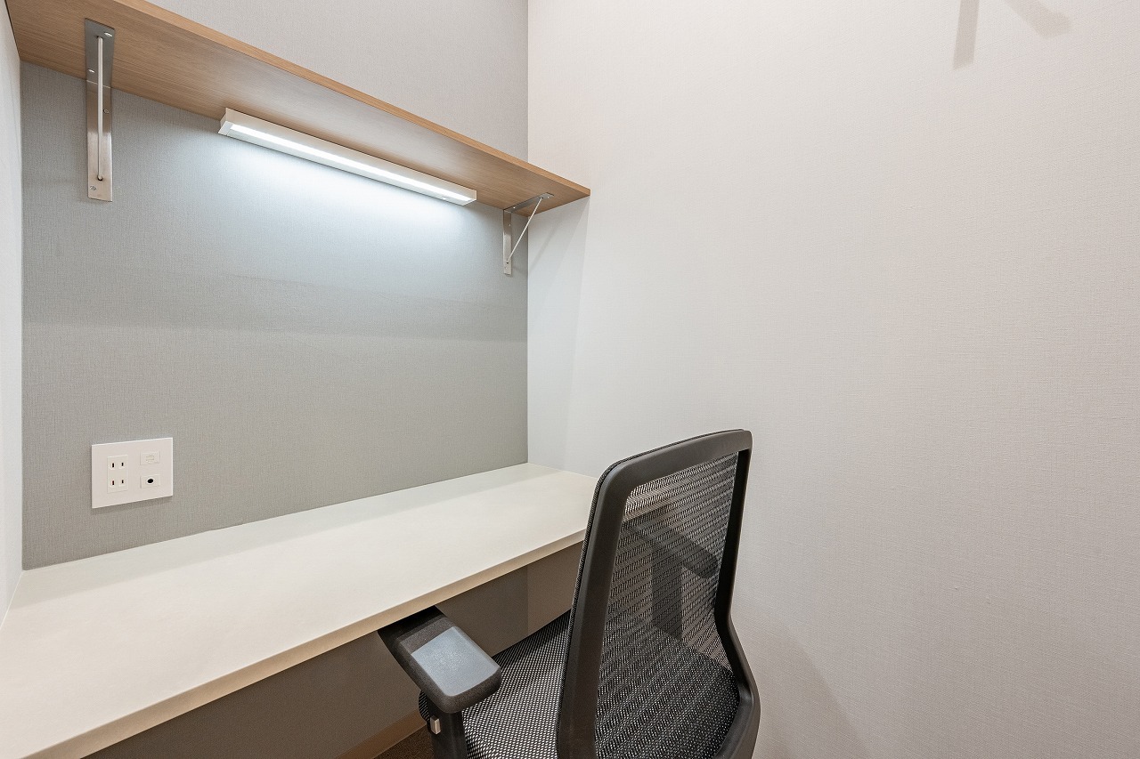 専有部_個室。家具付きです。©bizcomfort