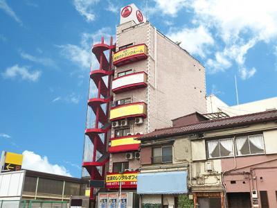 外観_黄色い看板が目を引く外観です。駅から近いので快適に通勤できます。