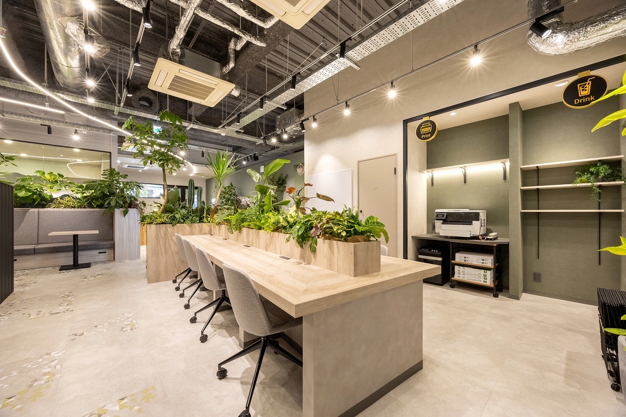 各席に電源コンセントを設置している他にも、Wi-Fiやプリンター、シュレッダー、オフィス備品も自由に利用できます©bizcomfort