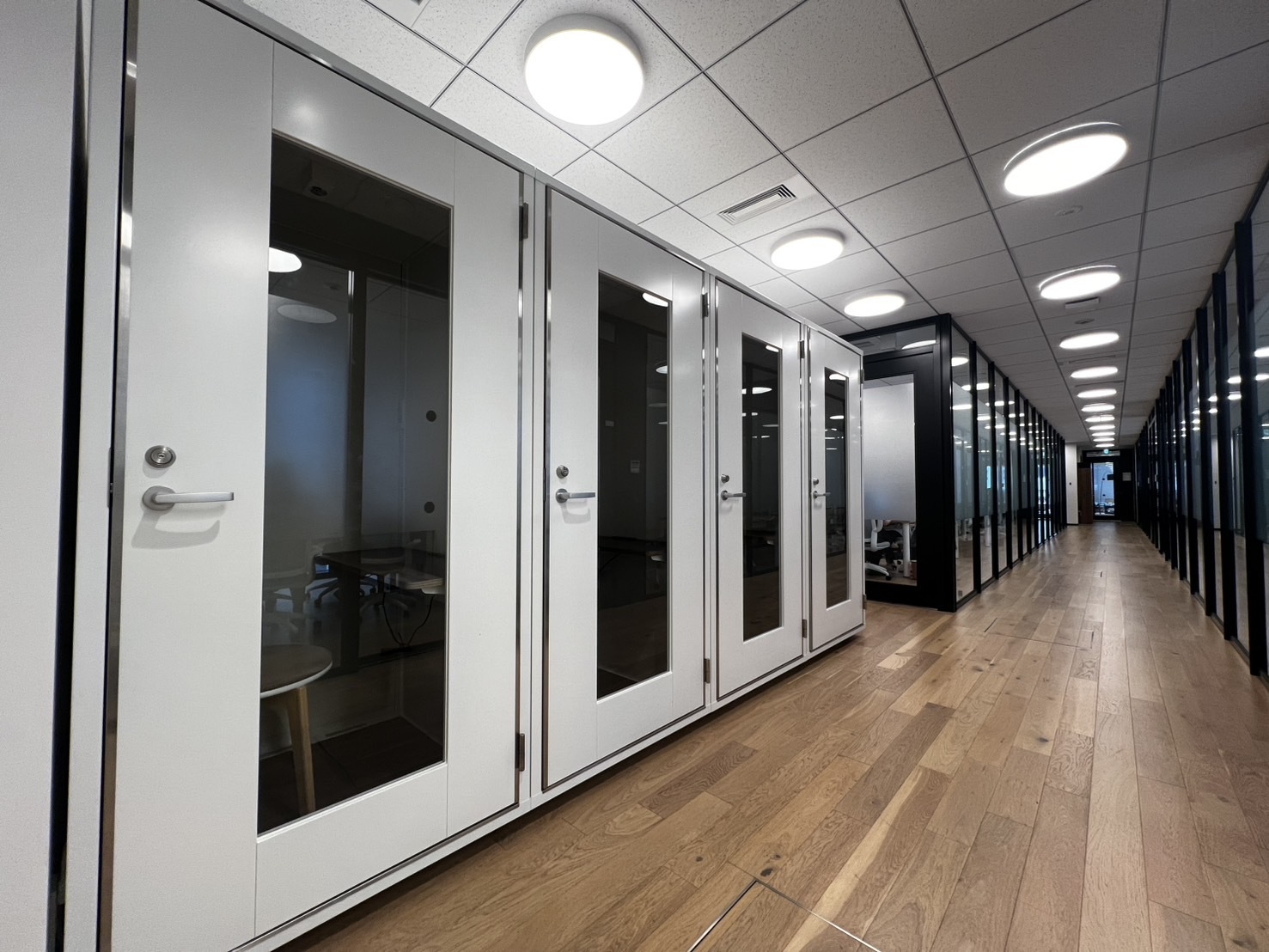 テレフォンブース(予約なしで無料利用可能)