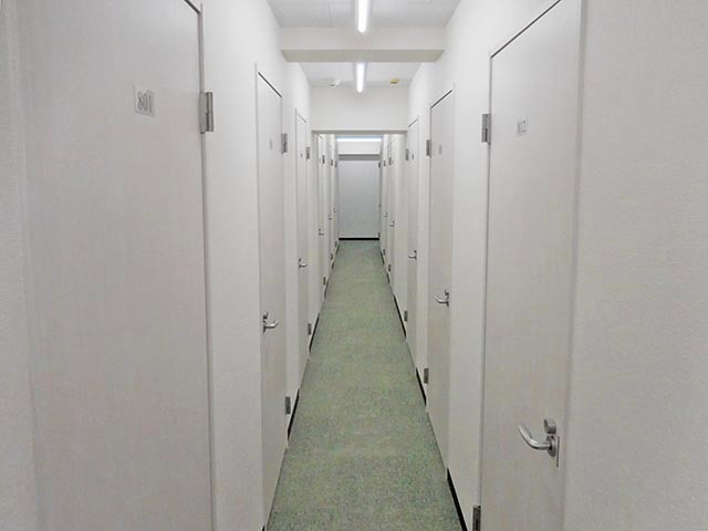 内観_各個室に鍵がついていて、セキュリティ面も安心して作業していただけます。