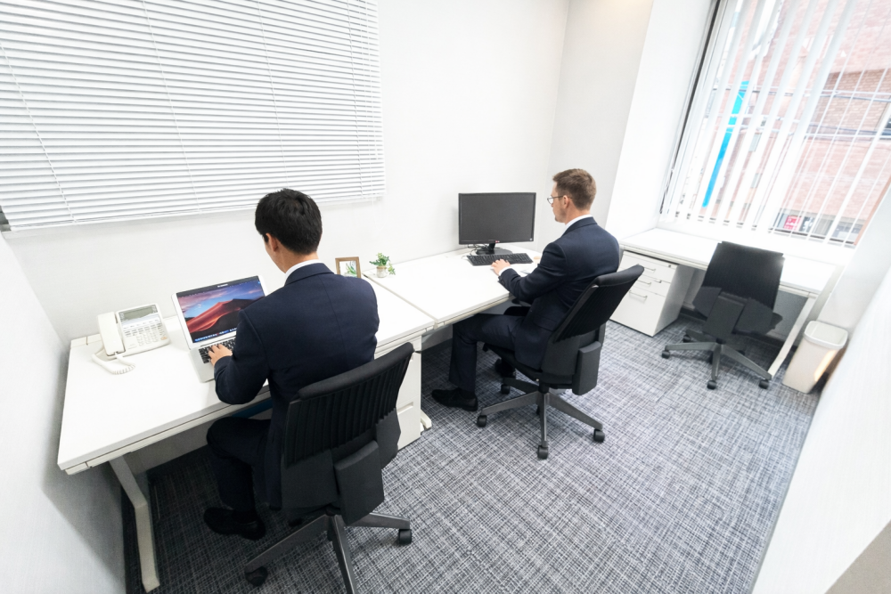 3名用個室_窓に面し明るい室内