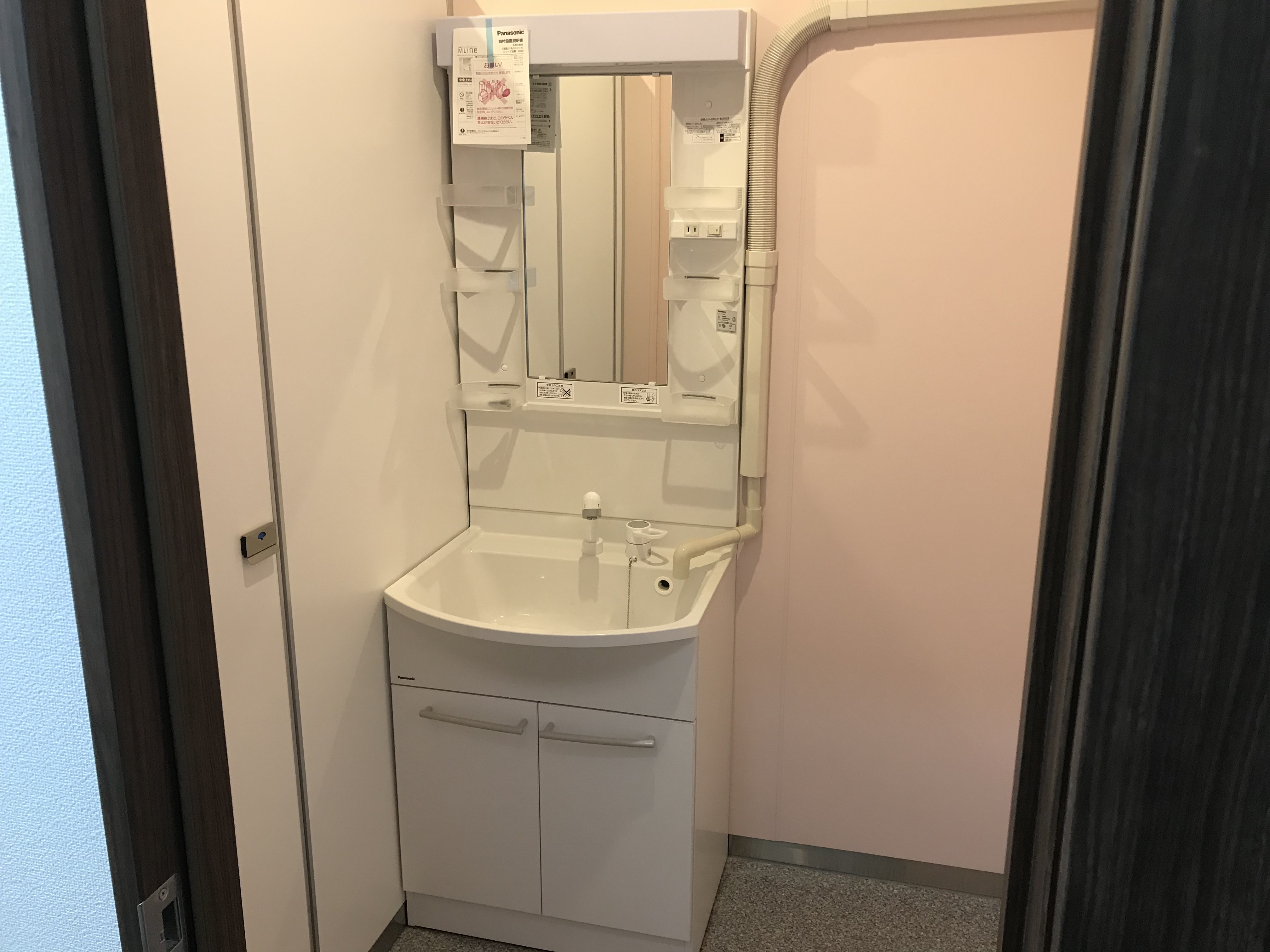 内観_お手洗いには独立洗面台をご用意しております。