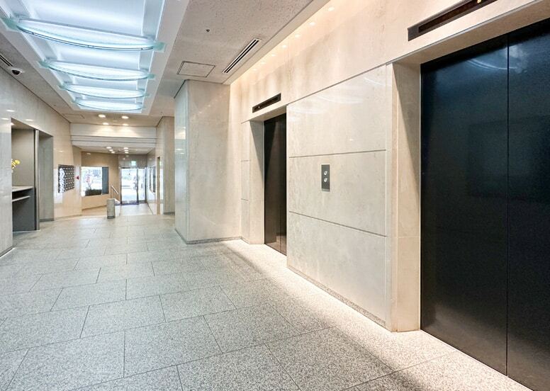 1階エントランス_エレベーター2台あります。