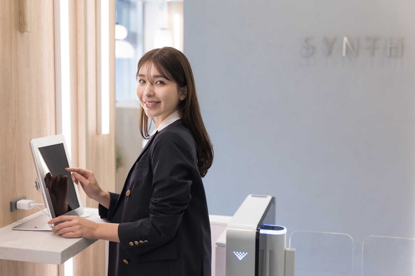 外観_受付。AIアバターによる遠隔接客を導入しています。