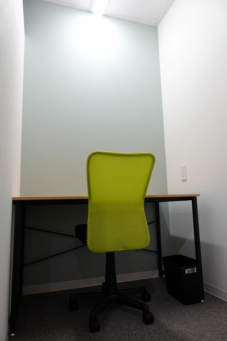 専有部_個室。家具、インターネット環境完備です。