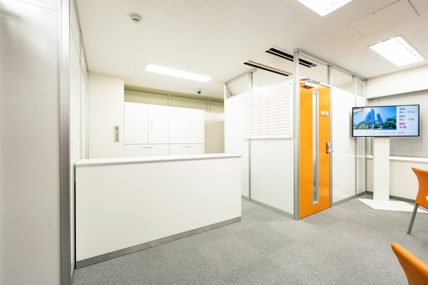 外観_受付。営業時間内はスタッフが常駐しています。