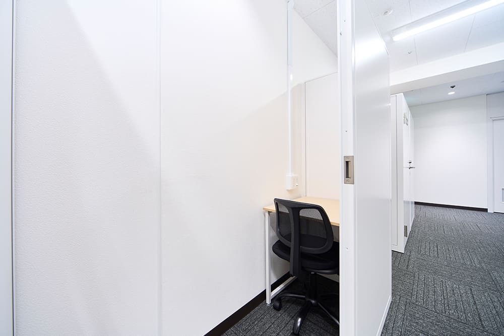 専有部_ブース個室。パーテーションで区切られた1名用の部屋です。