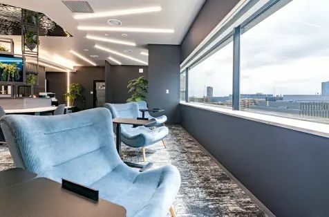 共有部_カフェブース。食事・通話・WEB会議OKの作業スペースです。※画像はイメージです。©bizcomfort