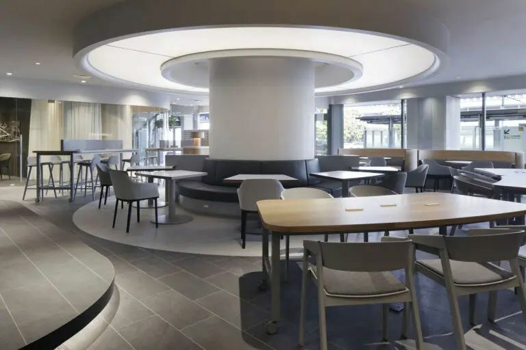 共有部_フリースペース。自由な席で作業を行うことができます。