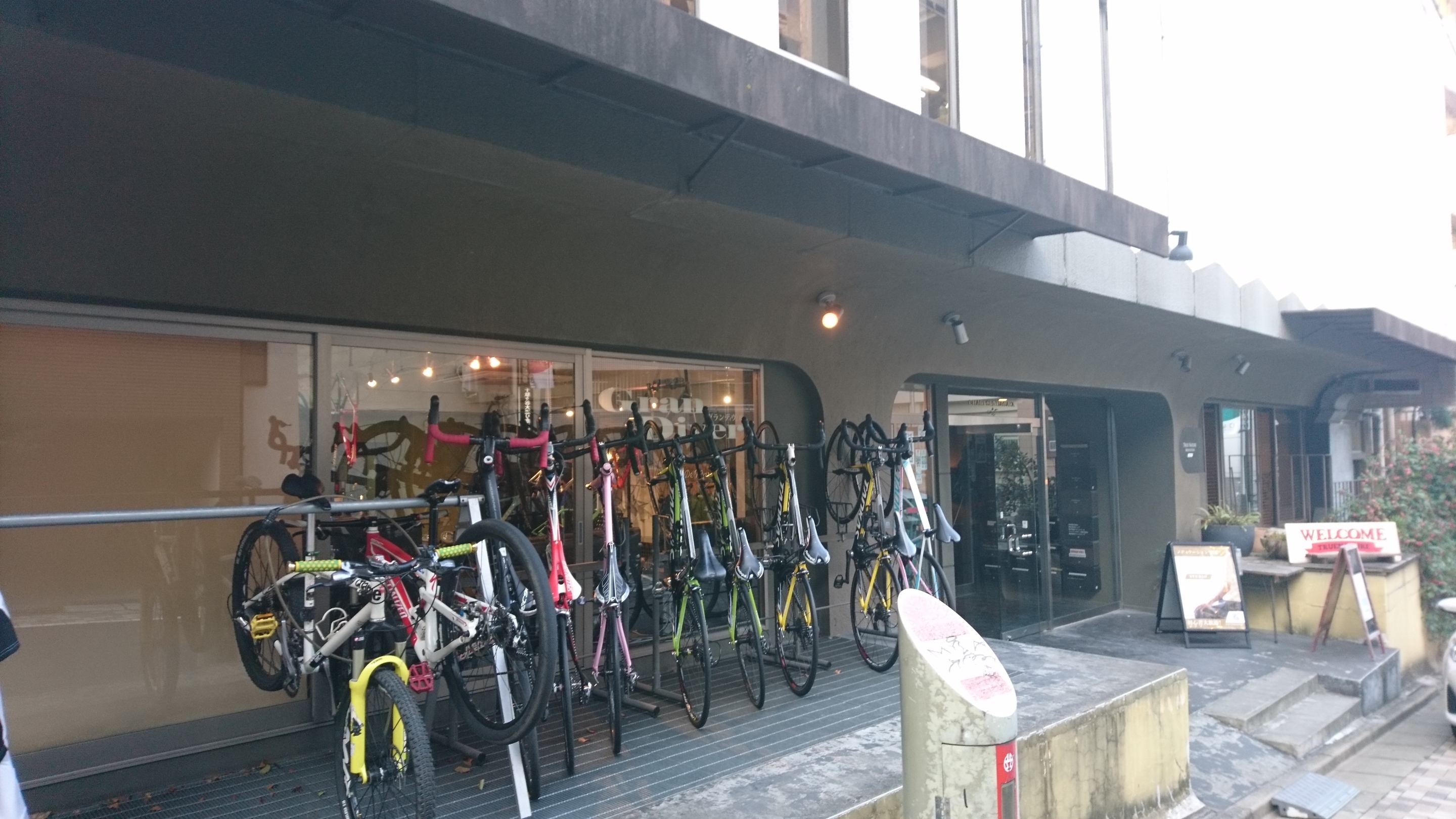 エントランス左手からの外観です。