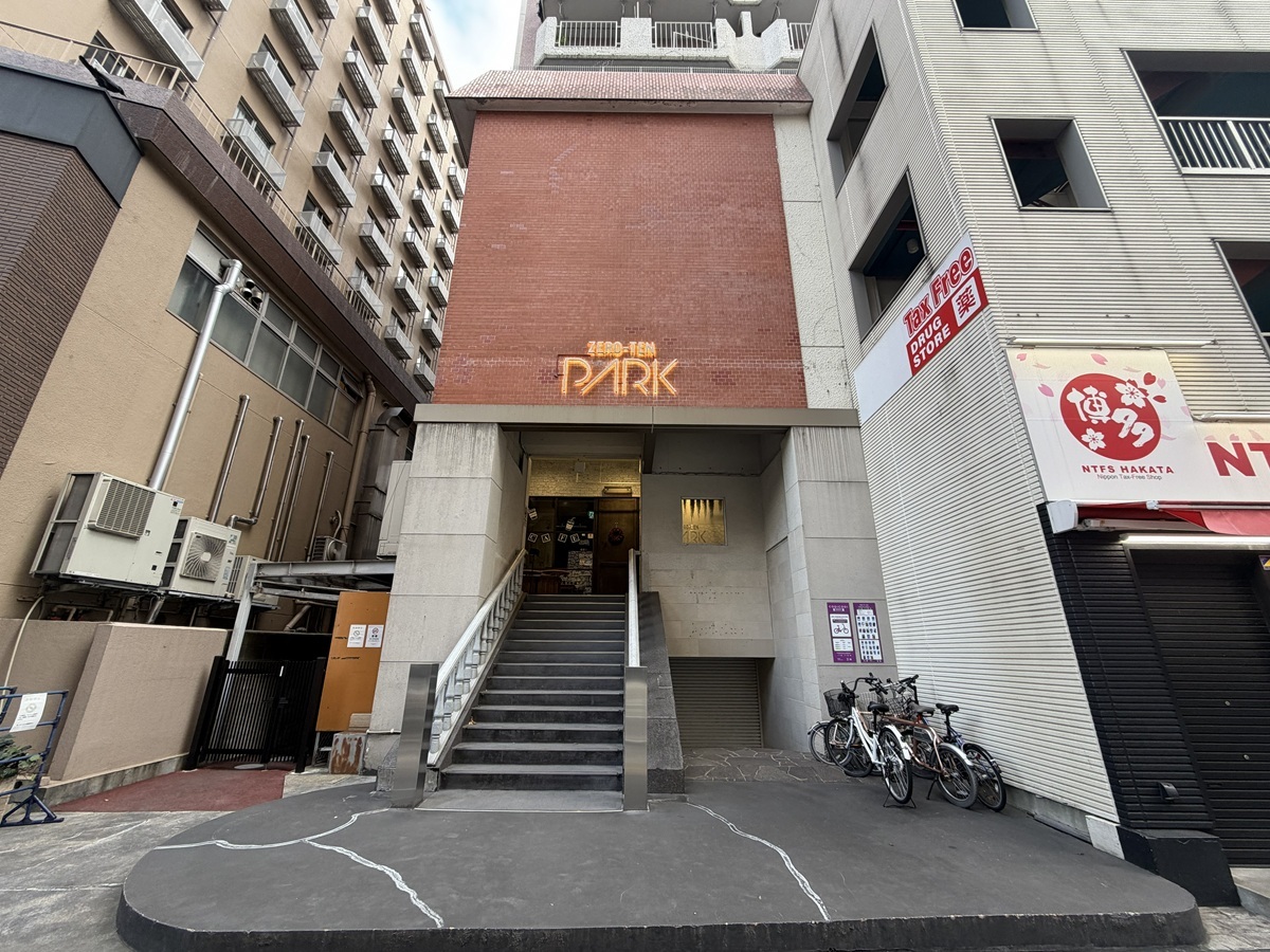 看板_ネオンサインが目印の建物。