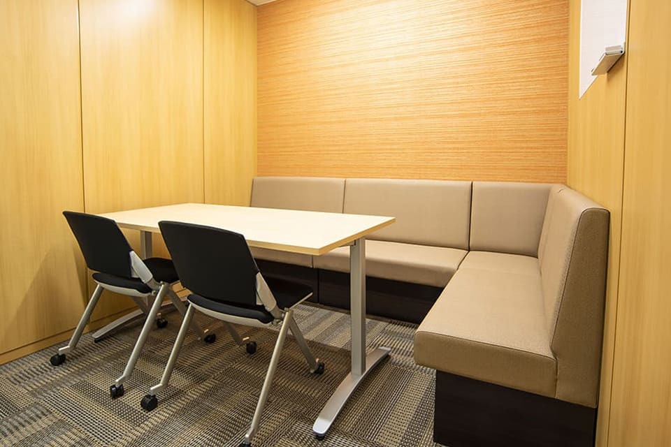 共有部_会議室。1日2時間まで無料で会議室を利用できます(要予約)。