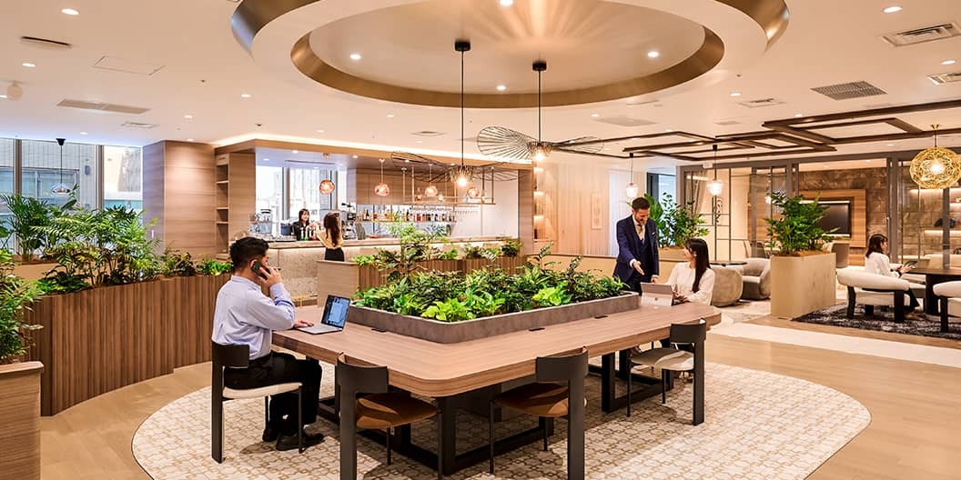 共有部_ビジネスラウンジ。仕事中のリフレッシュや来客などにも利用可能です。※画像はイメージです。©Regus
