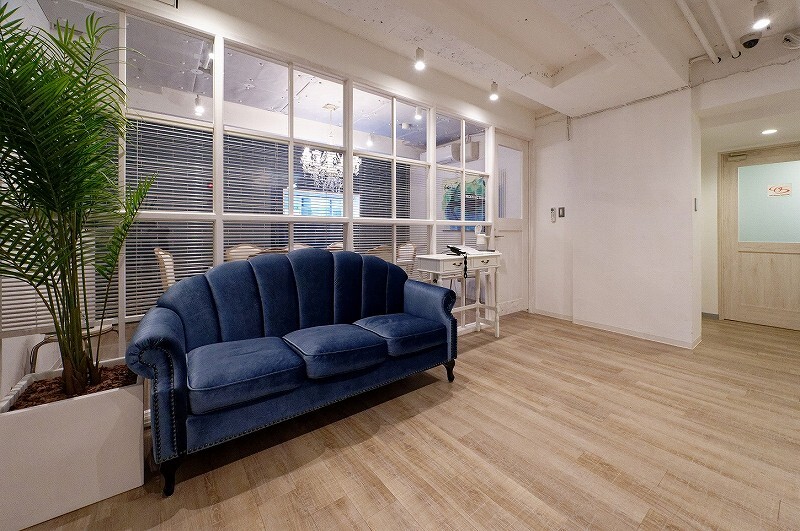 会議室_カーテン付きなので重要な会議の際にも安心してご利用いただけます。