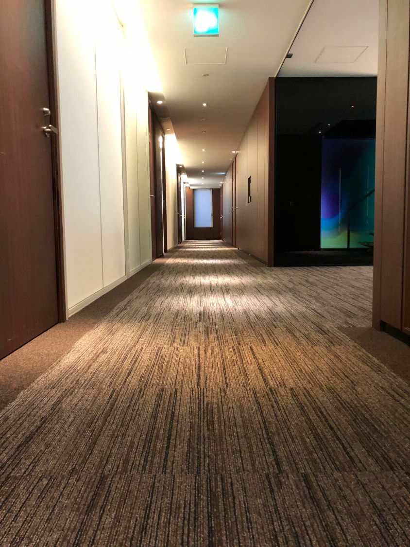 共有部_廊下。個室は施錠可能となっています。