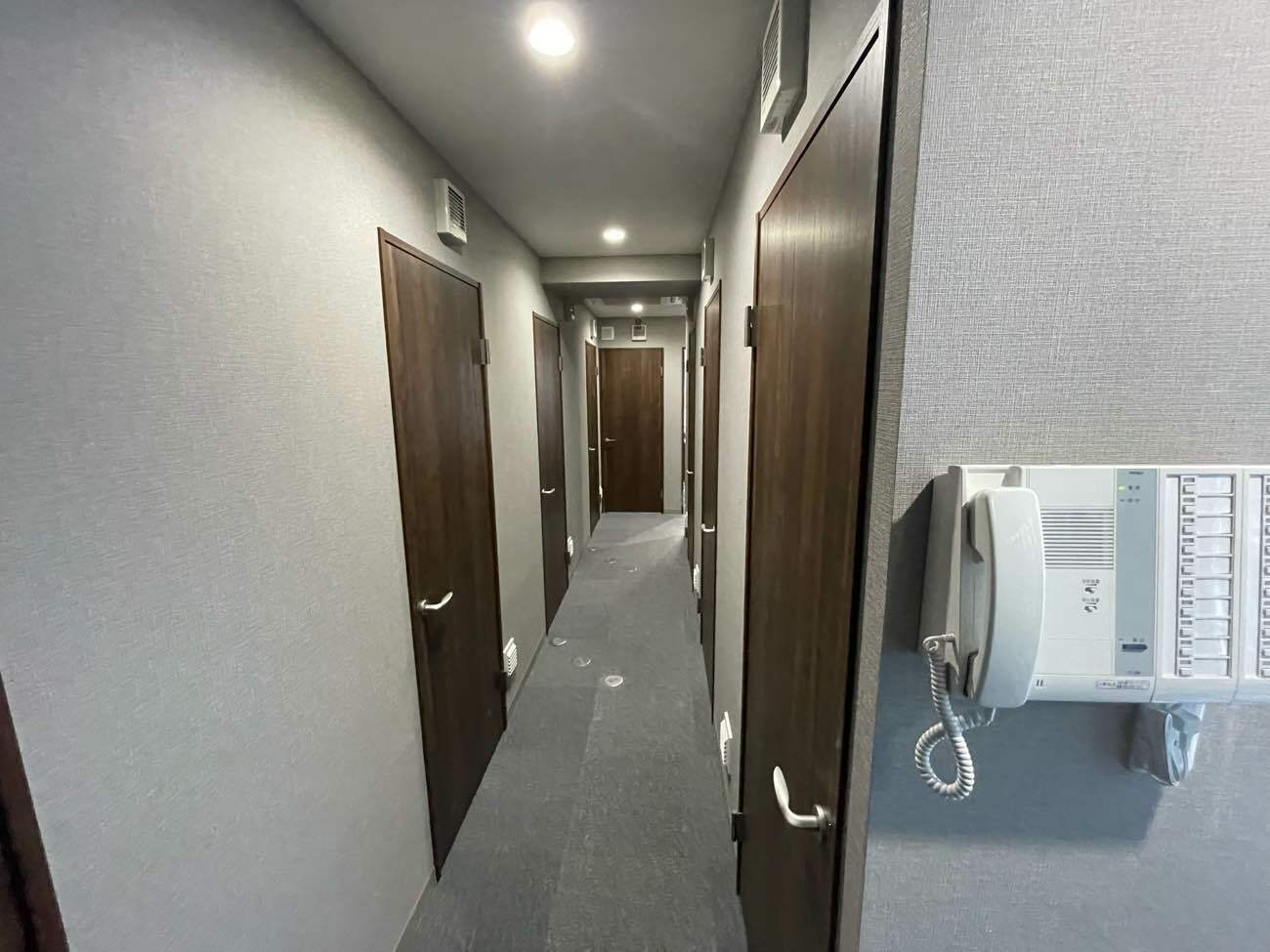 共有部_廊下。個室オフィスは施錠可能となっています。