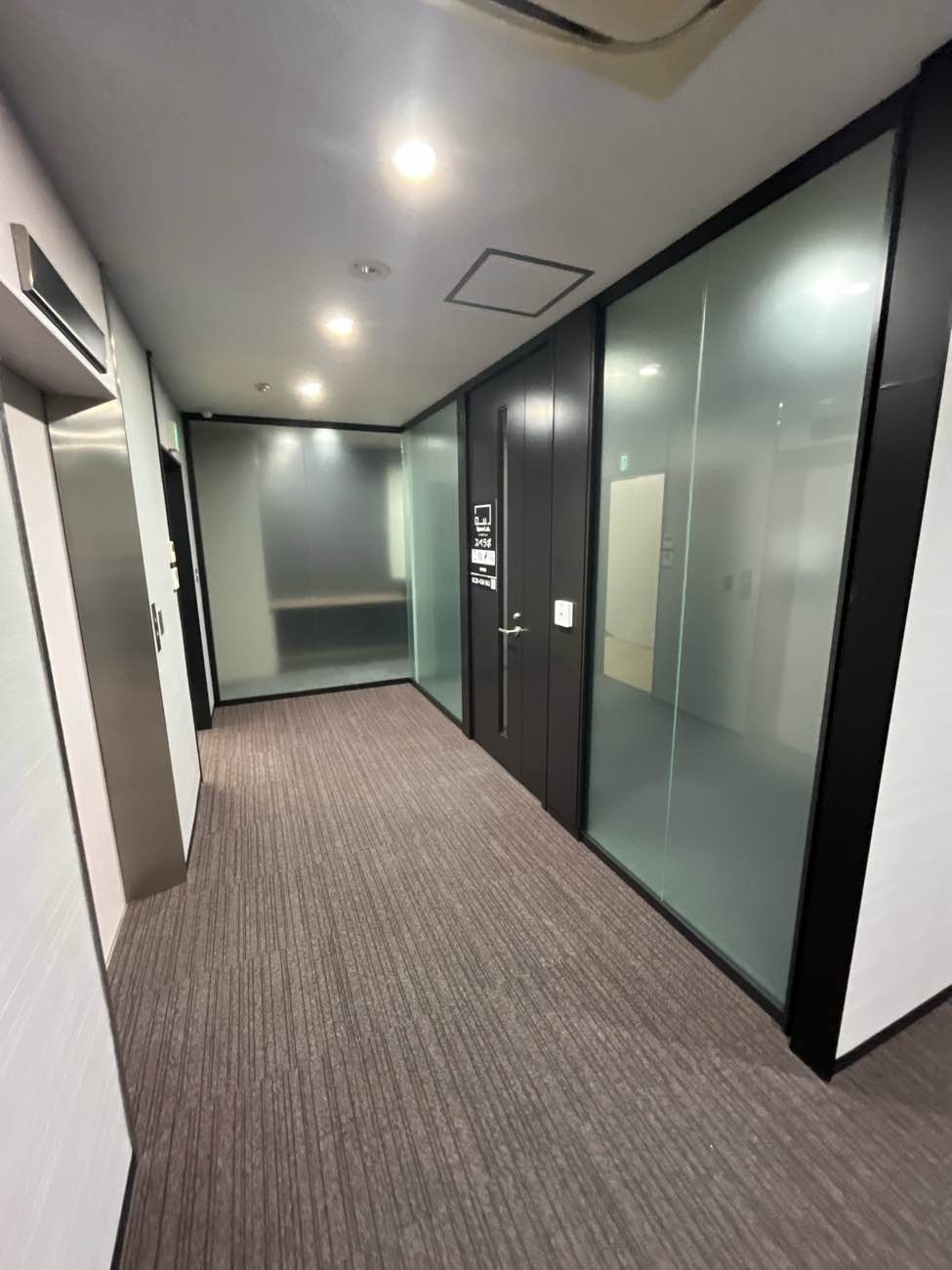 共有部_エントランス。追加料金なしで登記可能です。