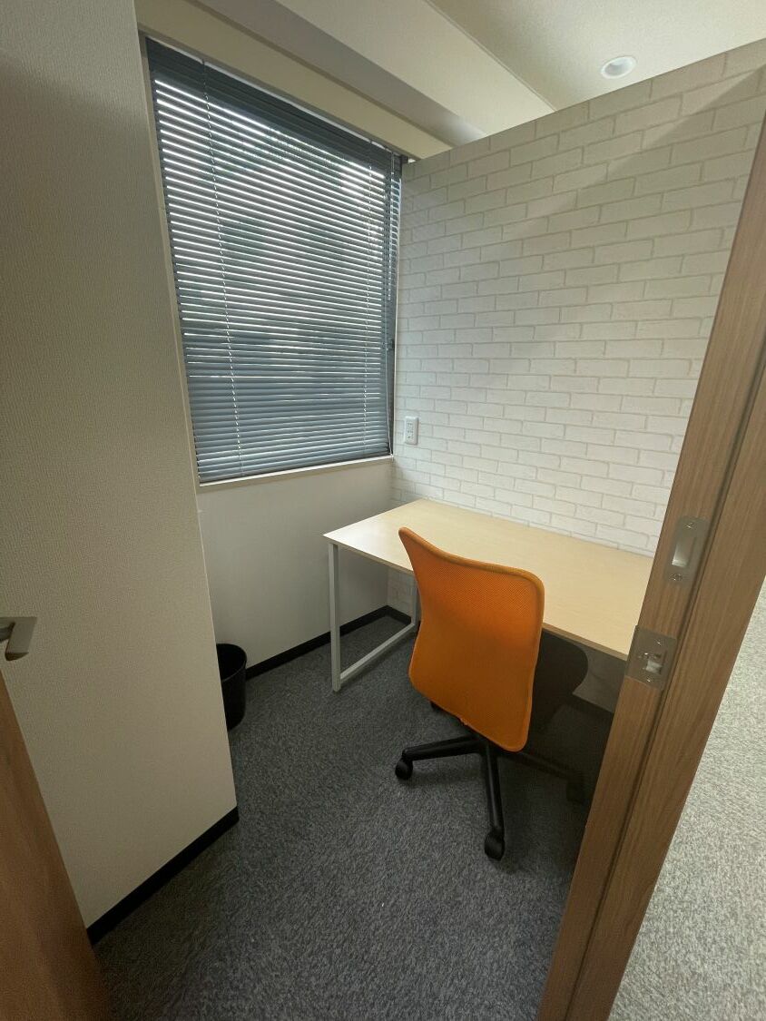 専有部_個室。家具、インターネット環境完備です。