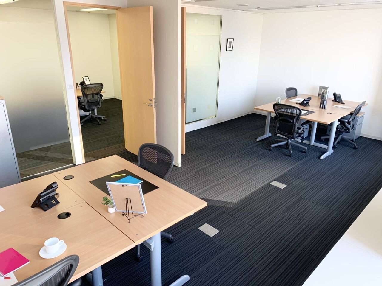 専有部_個室。家具付き、Wi-Fi完備ですぐにビジネスをスタートできます。