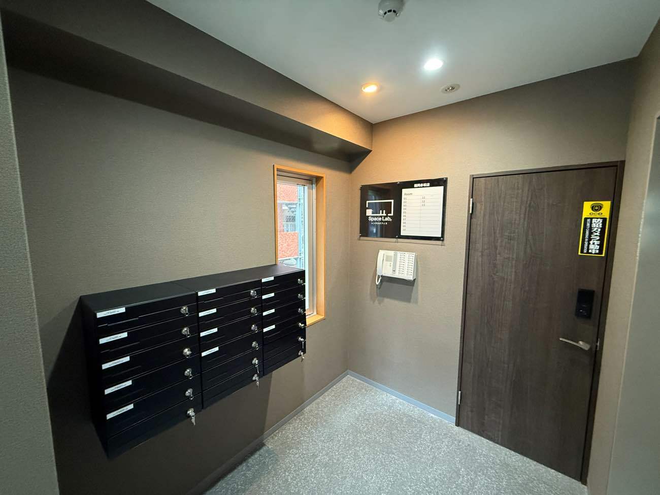 外観_入口。ポストが設置されています。