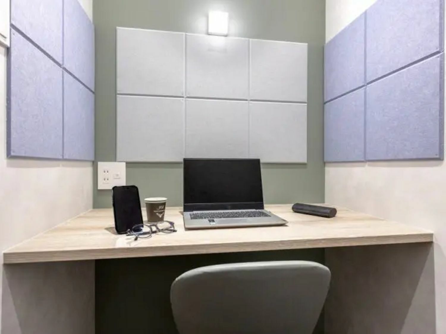 共有部_テレフォンブース。事前予約制です（有料）。※画像はイメージです。©bizcomfort