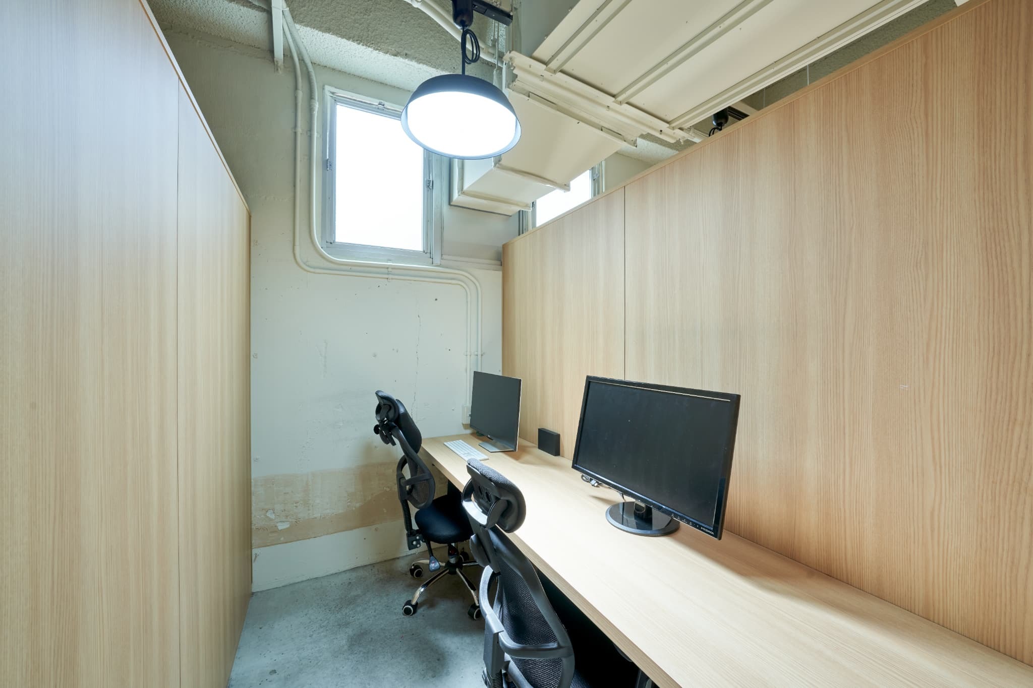セミプライベートオフィス｜家具付き・半個室・24h利用可。鍵付き・半個室タイプのレンタルオフィスなので、コンパクトながら開放感がある点も魅力。手頃な価格で専有区画を持てるため、1〜4名での利用に最適です。