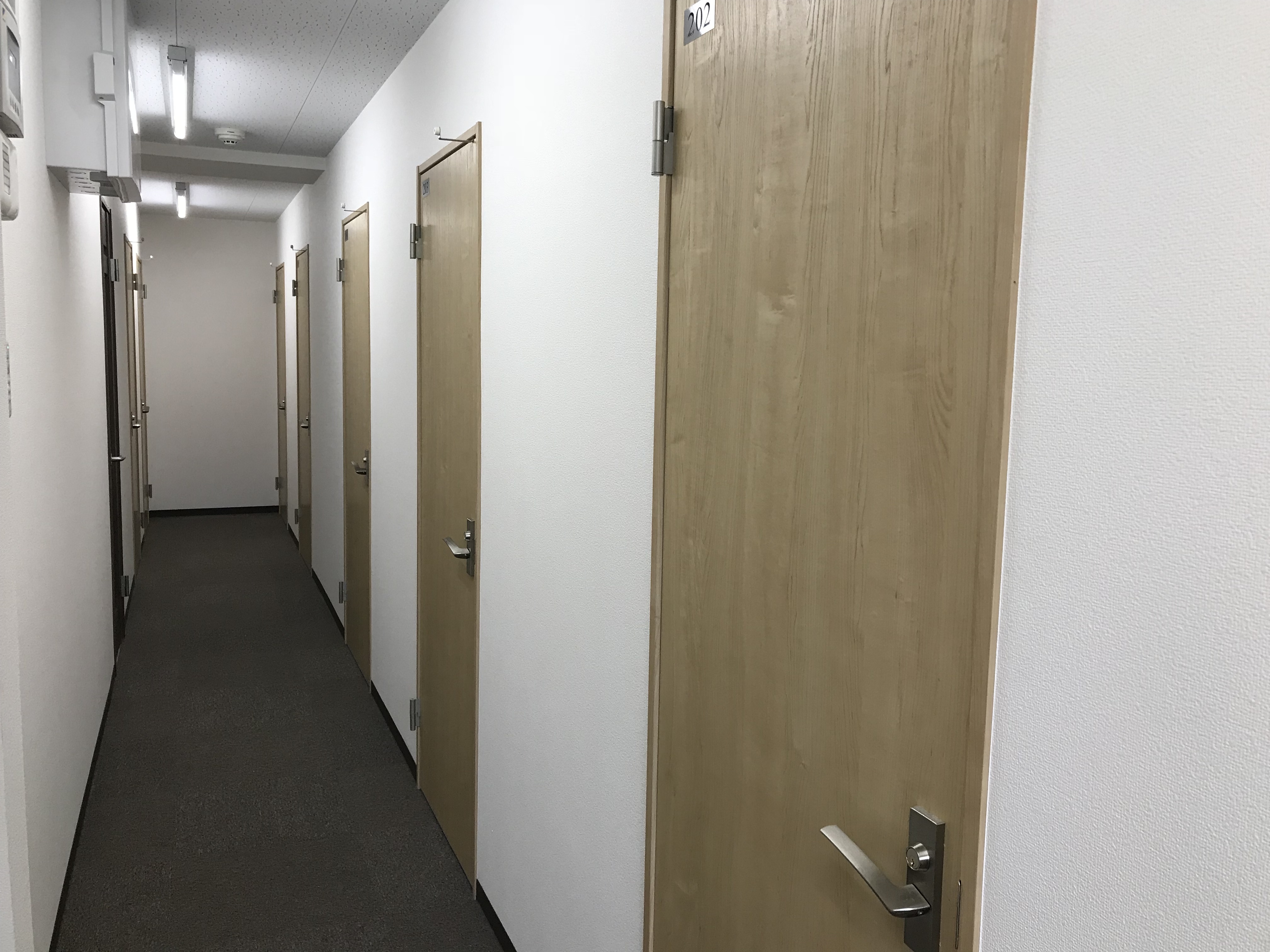 内観_廊下の写真です。各個室に鍵がついており、セキュリティも安心です。