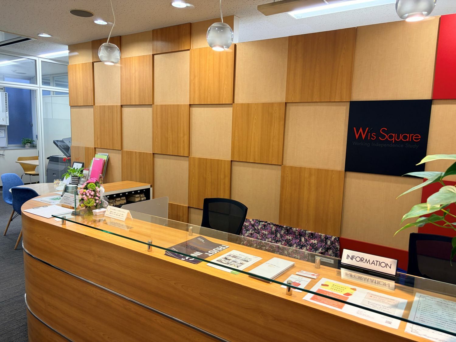 外観_受付。平日はスタッフが常駐しています。