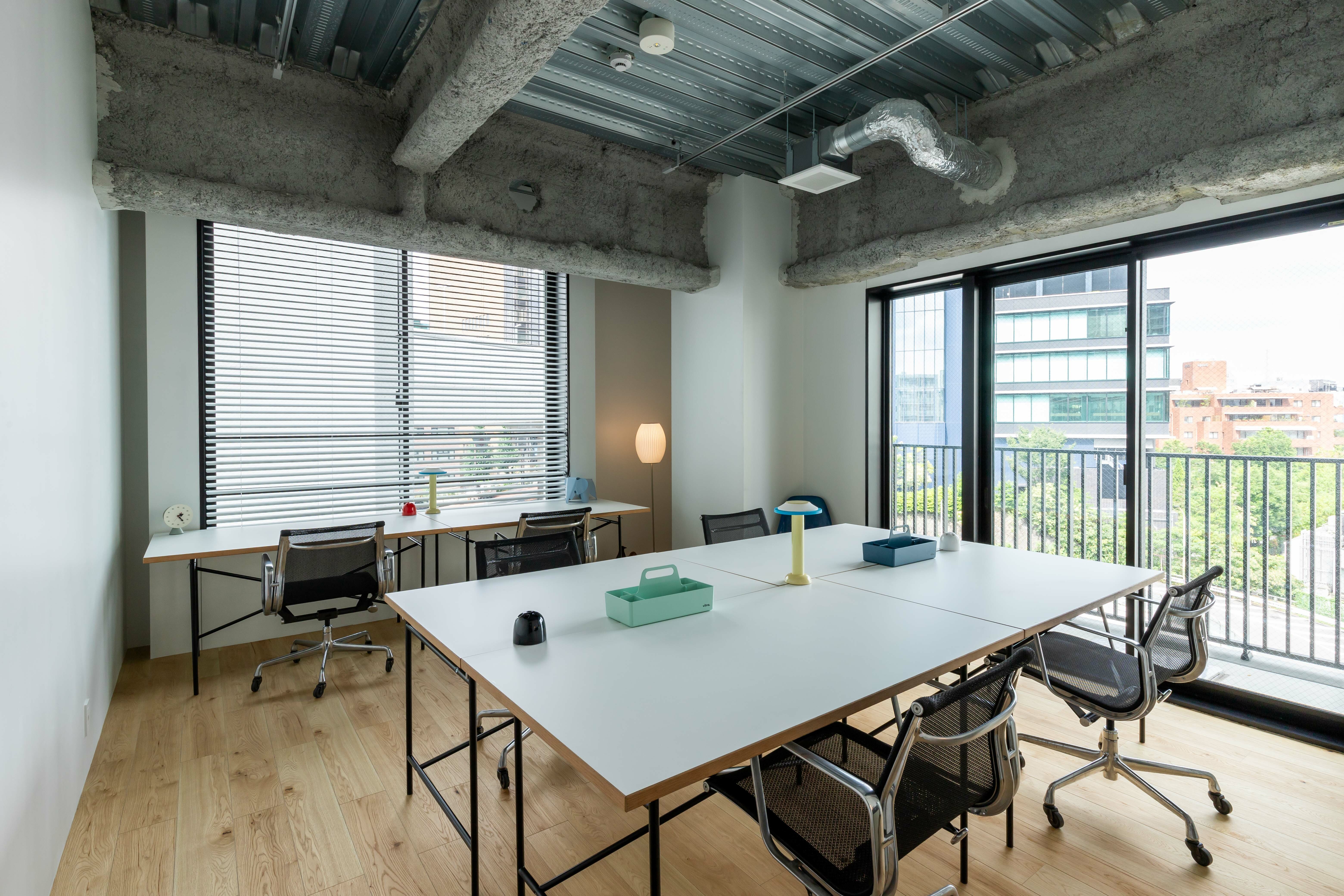 室内_専用バルコニー付き、角部屋2面採光のお部屋です。