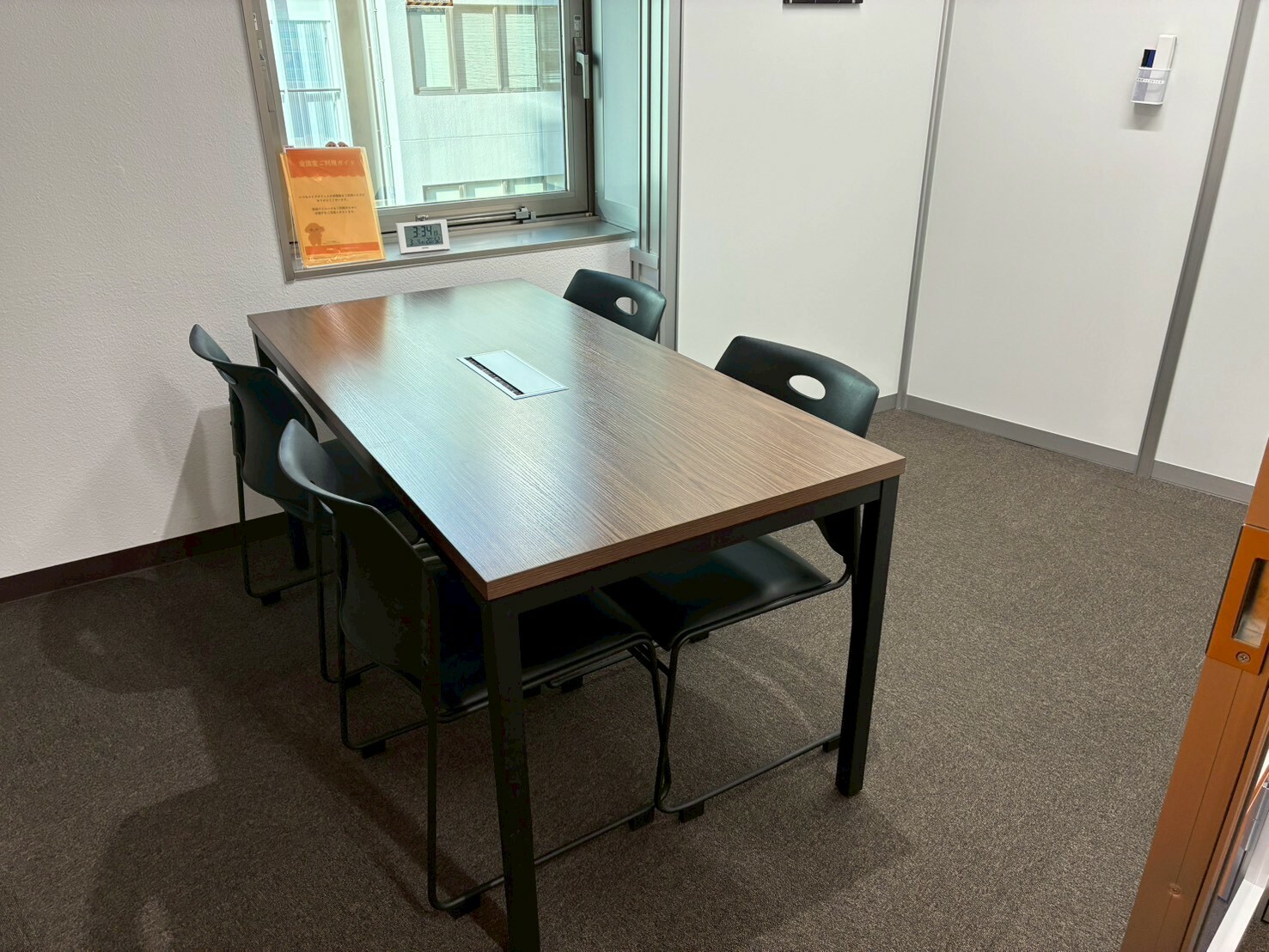 共有部_会議室。会議、面接などに利用できます。