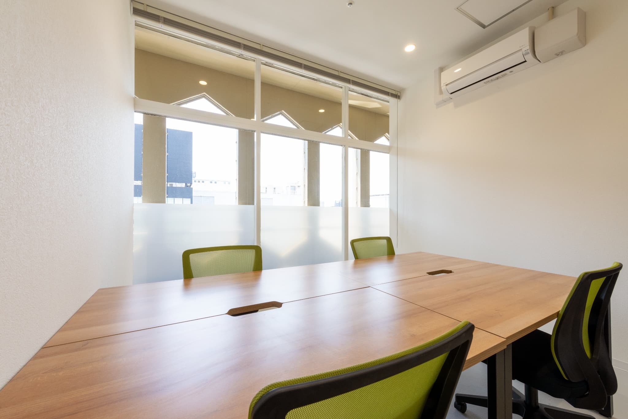 プライベートオフィス｜4名用の完全個室・家具付きオフィス。初期費用を抑えつつ、専有部を手軽に持つことができます。