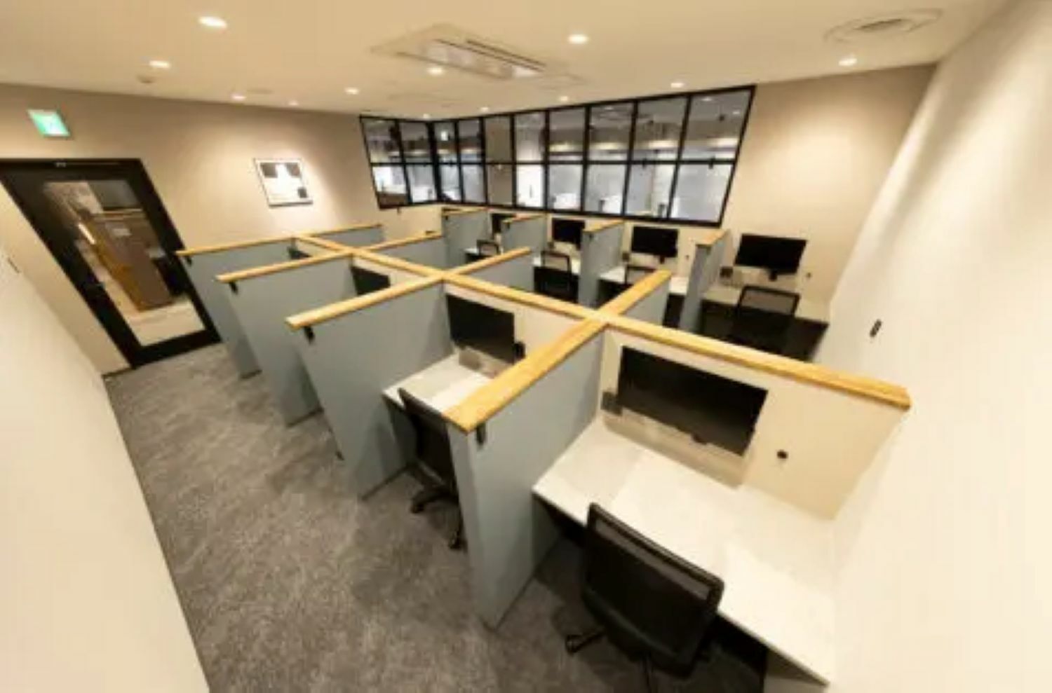 共有部_ワークブース。静かに集中して過ごしたい方におすすめです。※画像はイメージです。©bizcomfort