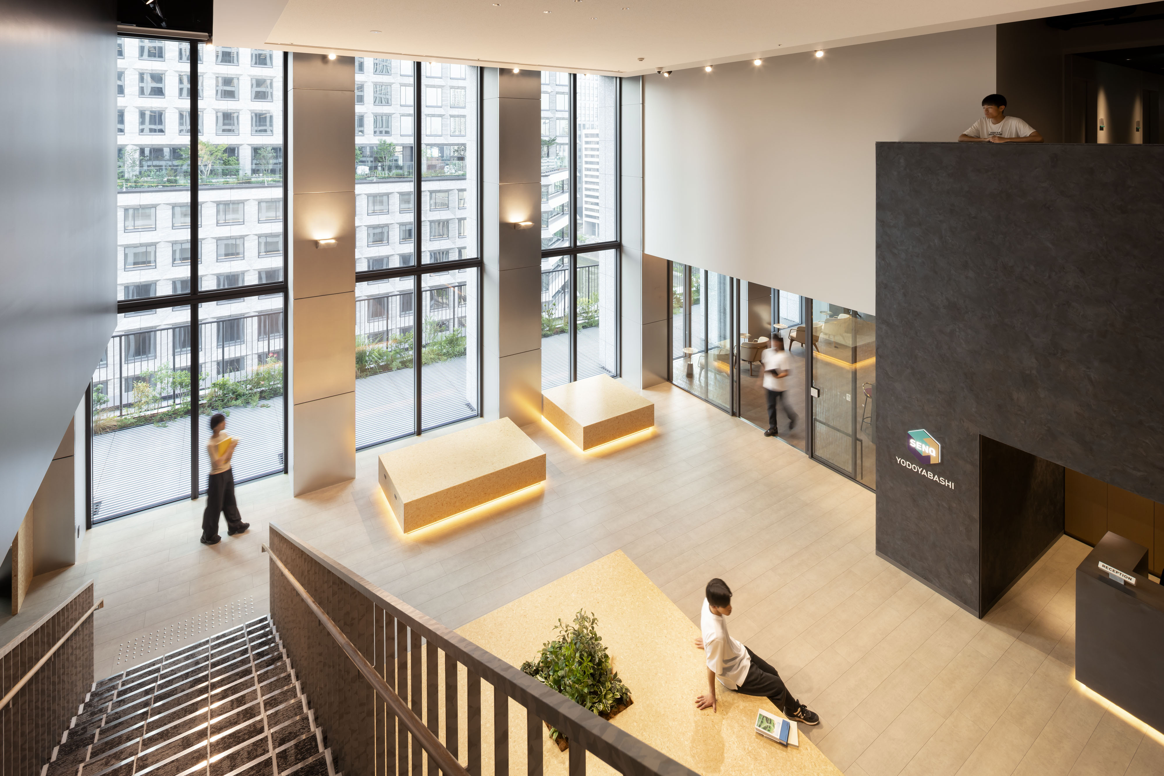 _観_10階レセプションホール。営業時間内は受付にスタッフが常駐しています。