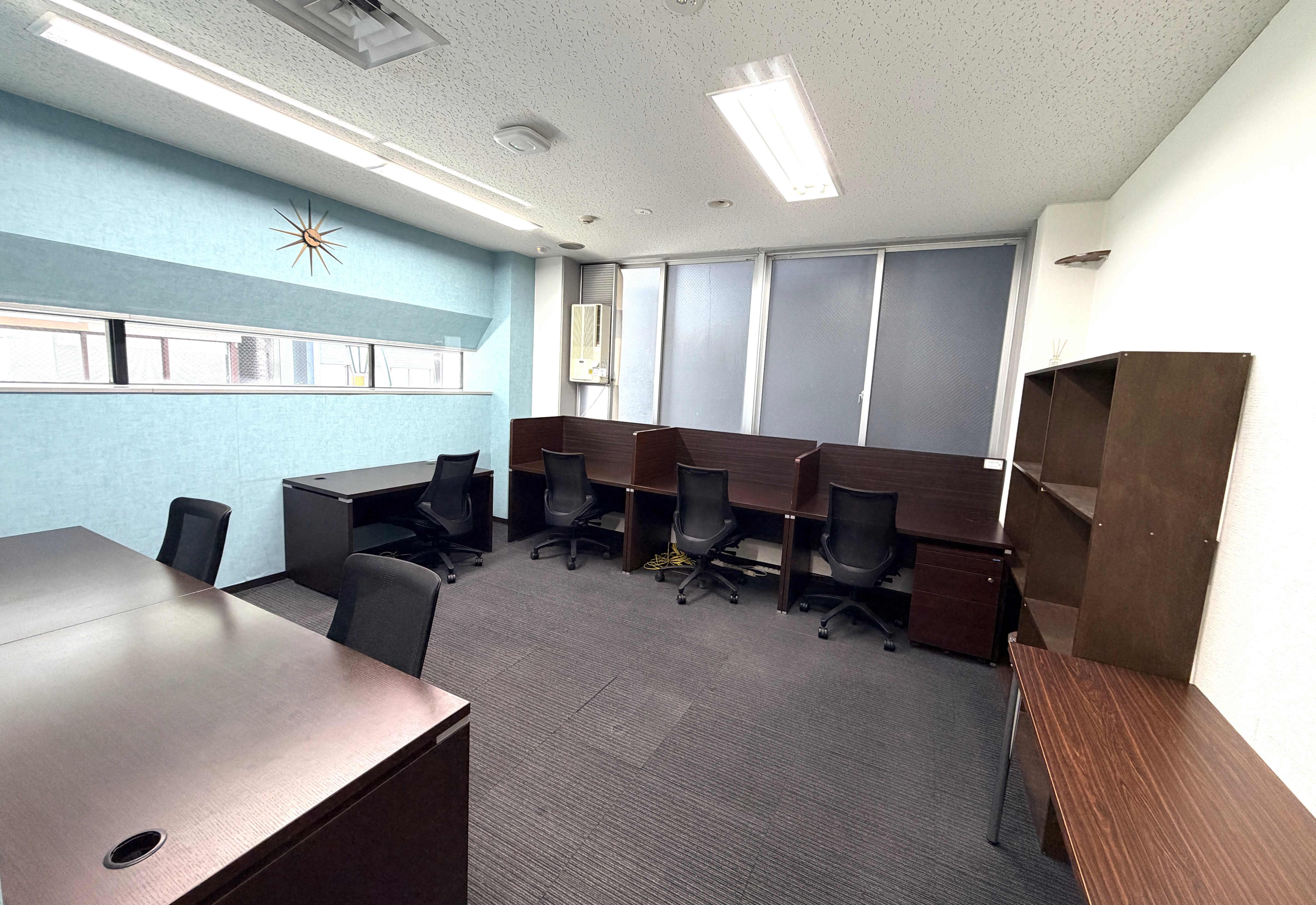 2方向に窓があり、明るいお部屋です。