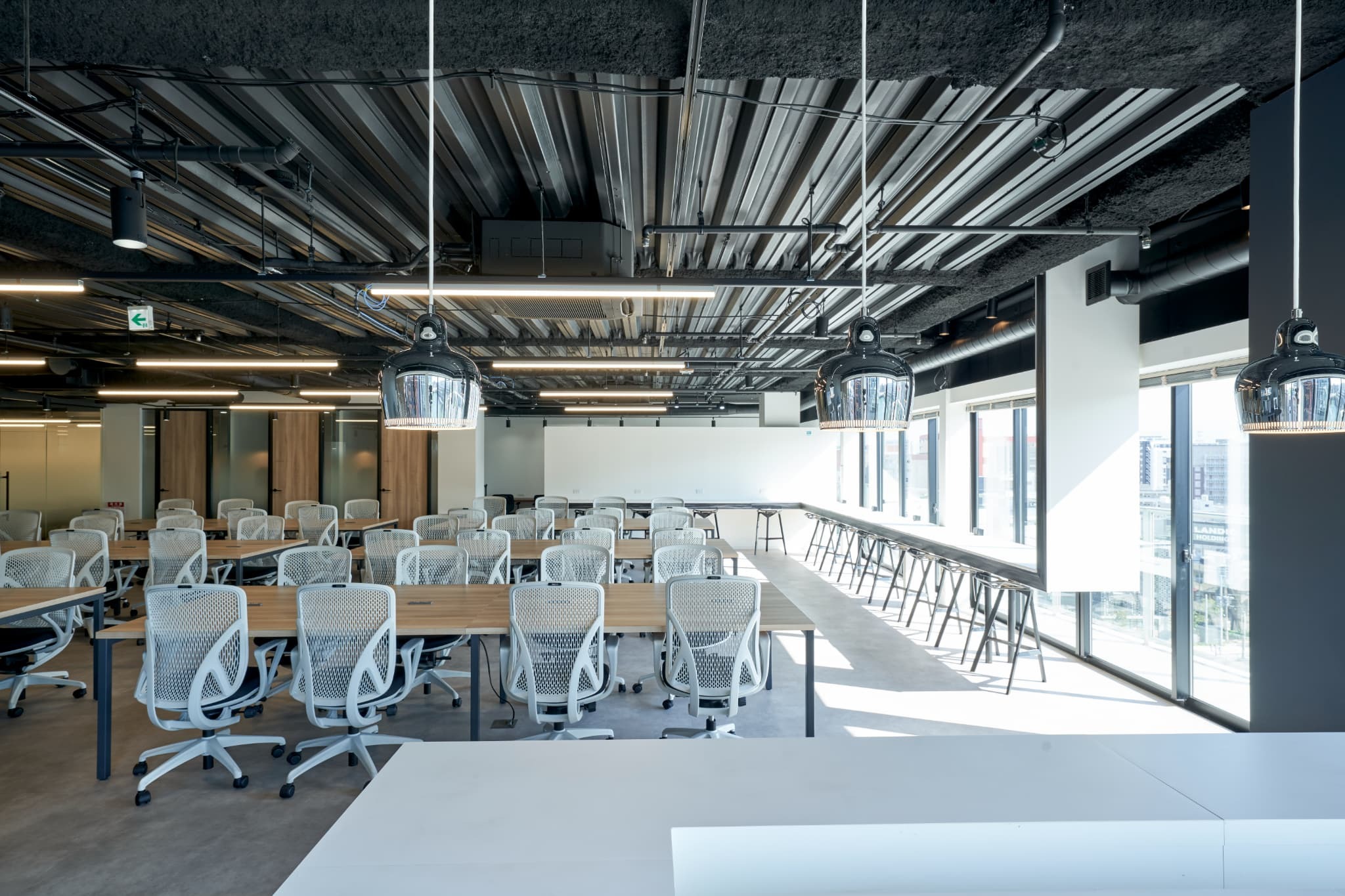 8F｜84.94坪のワンフロア専有・家具付きセットアップオフィス。中洲川端駅徒歩1分、天神駅からも徒歩圏内。