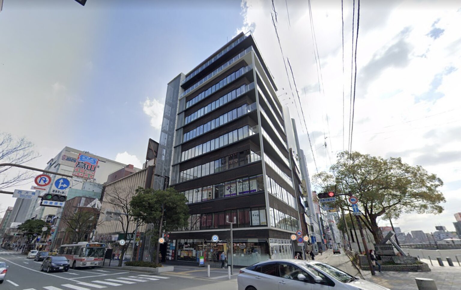 外観_福岡１の繁華街中洲。博多へも天神へもアクセス良好、川沿いに佇むハイグレードビル