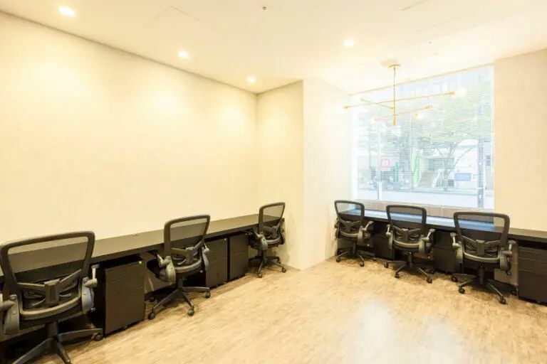 専有部_個室。家具付き、インターネット環境完備ですぐにビジネスをスタートできます。